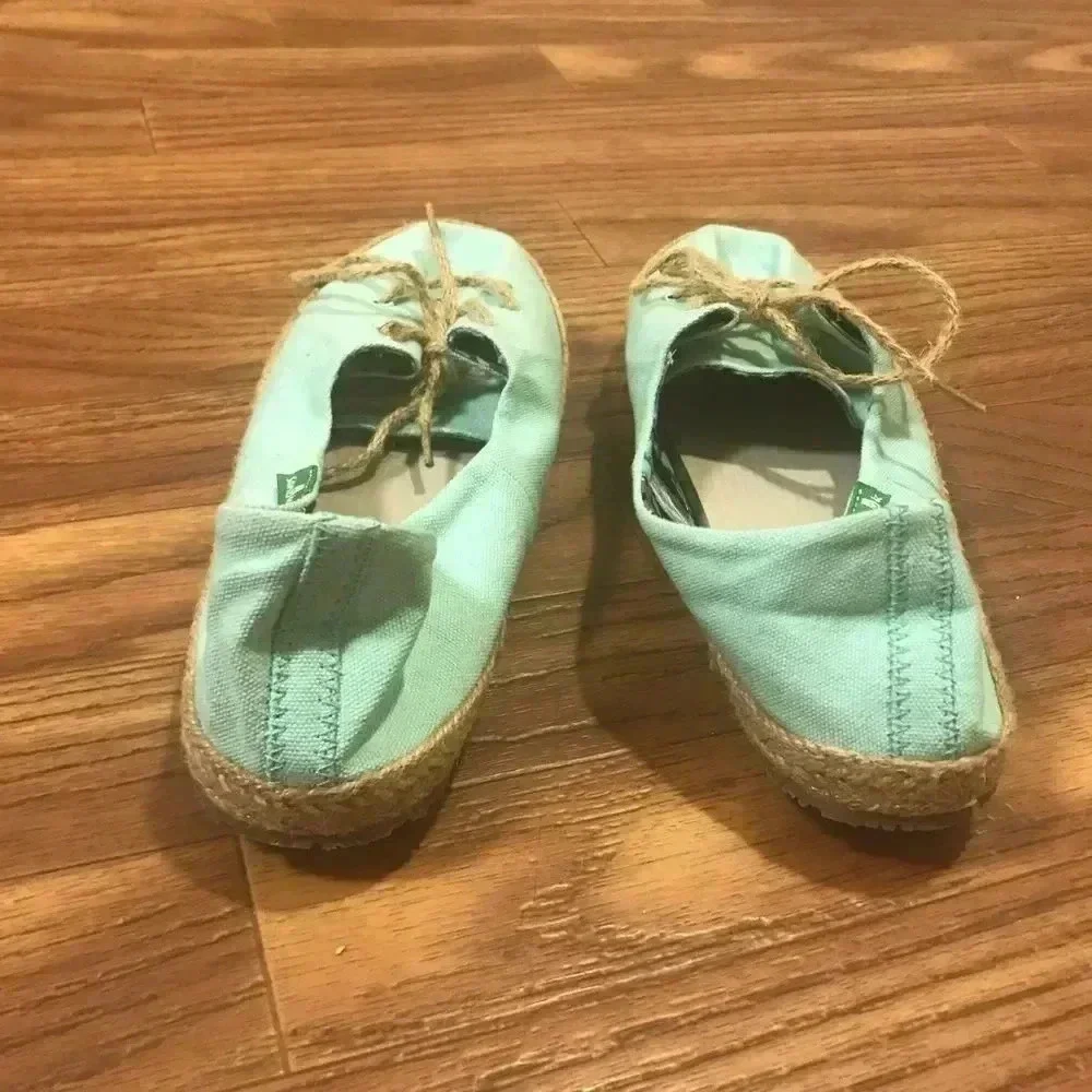 NWOT Sanuk mint flats